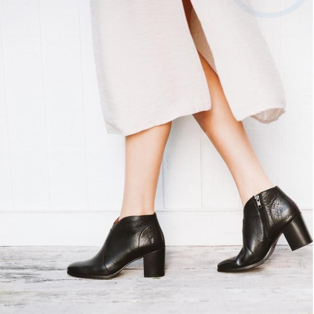 SOLD Frye Nora Zip Short Leather Ankle Bootie - Picture 2 of 8